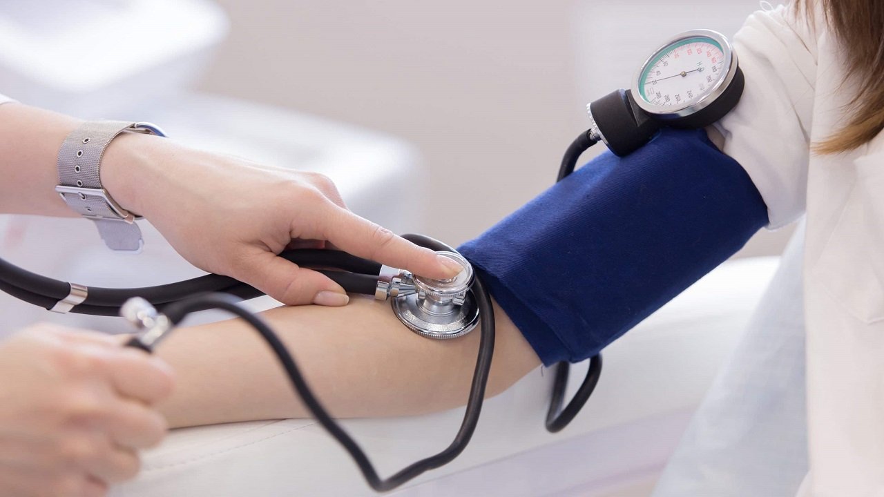 طبيب يقيس ضغط الدم.. تعبيرية عن أعراض ارتفاع الضغط - أعراض ارتفاع ضغط الدم